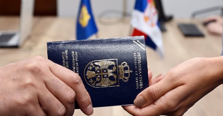 Первый казахский беженец получил сербский паспорт