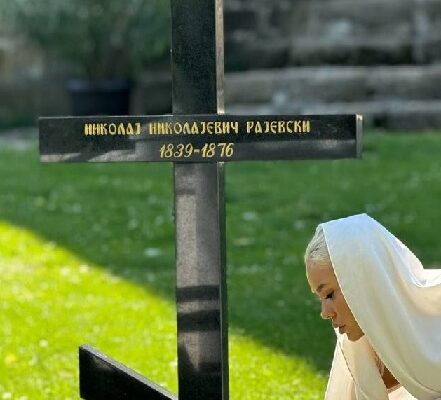 Ана Грозданович посетила могилу Николая Раевского