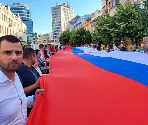 "Спасибо, Россия!" - по улицам Нови Сада пронесли сербско-российский флаг