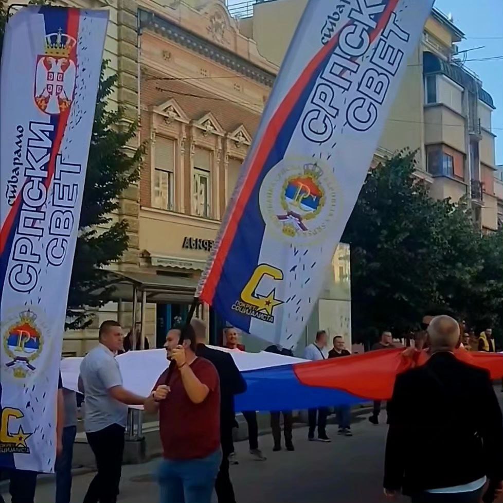 "Спасибо, Россия!" - по улицам Нови Сада пронесли сербско-российский флаг