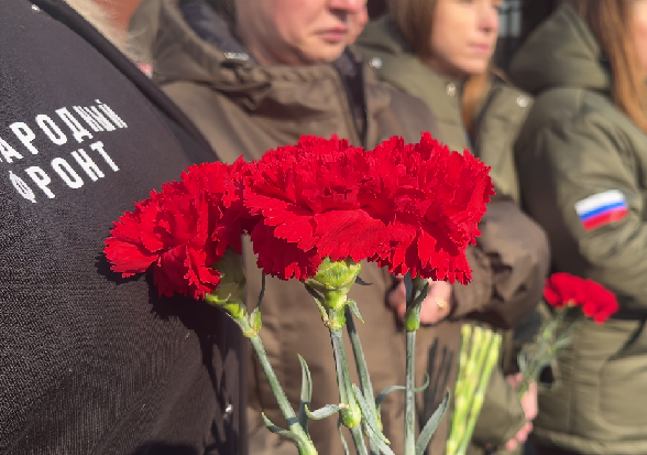 К посольству Сербии в Москве принесли цветы
