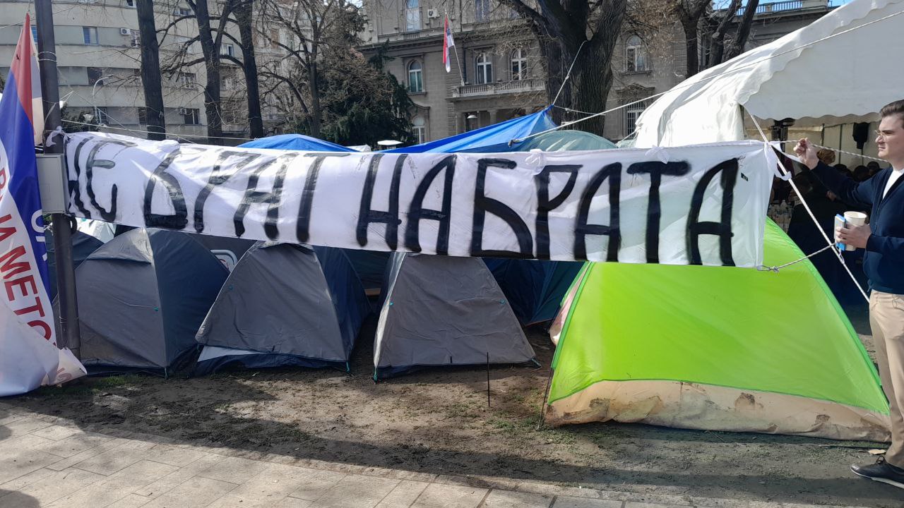 Вучич попросил студентов покинуть палаточный лагерь на день