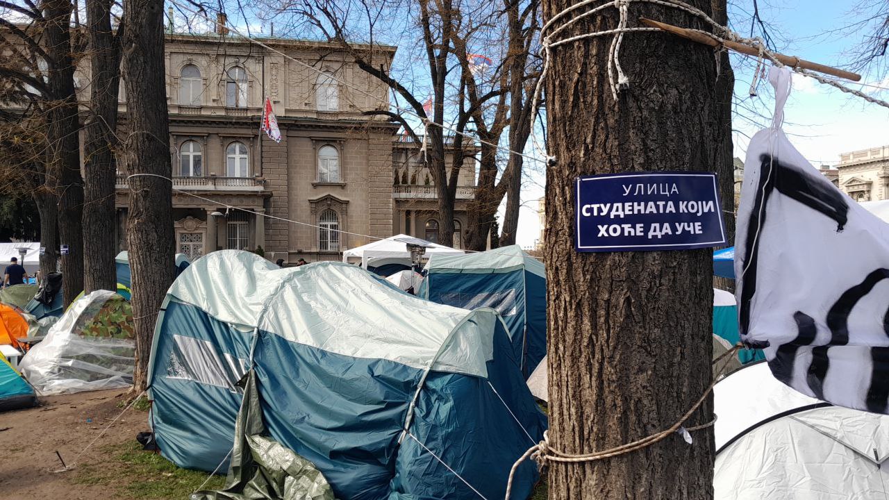 Экскурсия по палаточному лагерю в центре Белграда