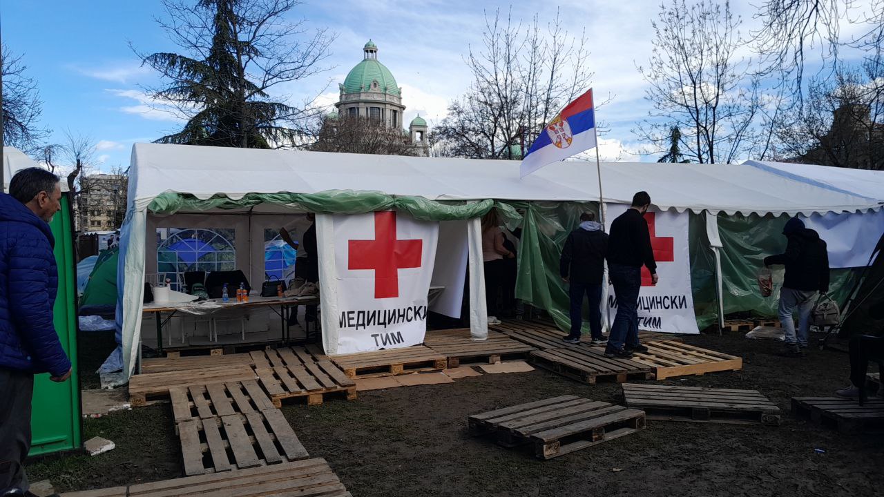 Экскурсия по палаточному лагерю в центре Белграда