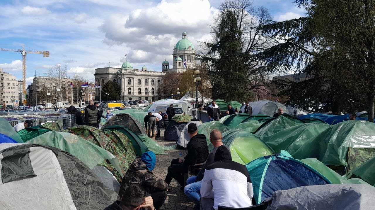 Экскурсия по палаточному лагерю в центре Белграда