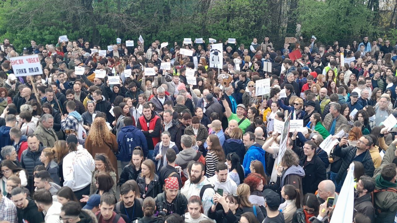 В субботу студенты блокировали издание "Информер"
