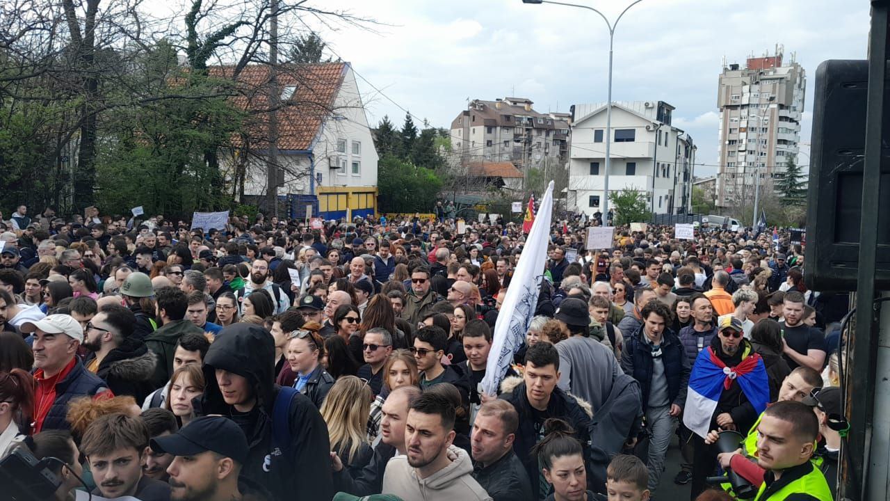 В субботу студенты блокировали издание "Информер"