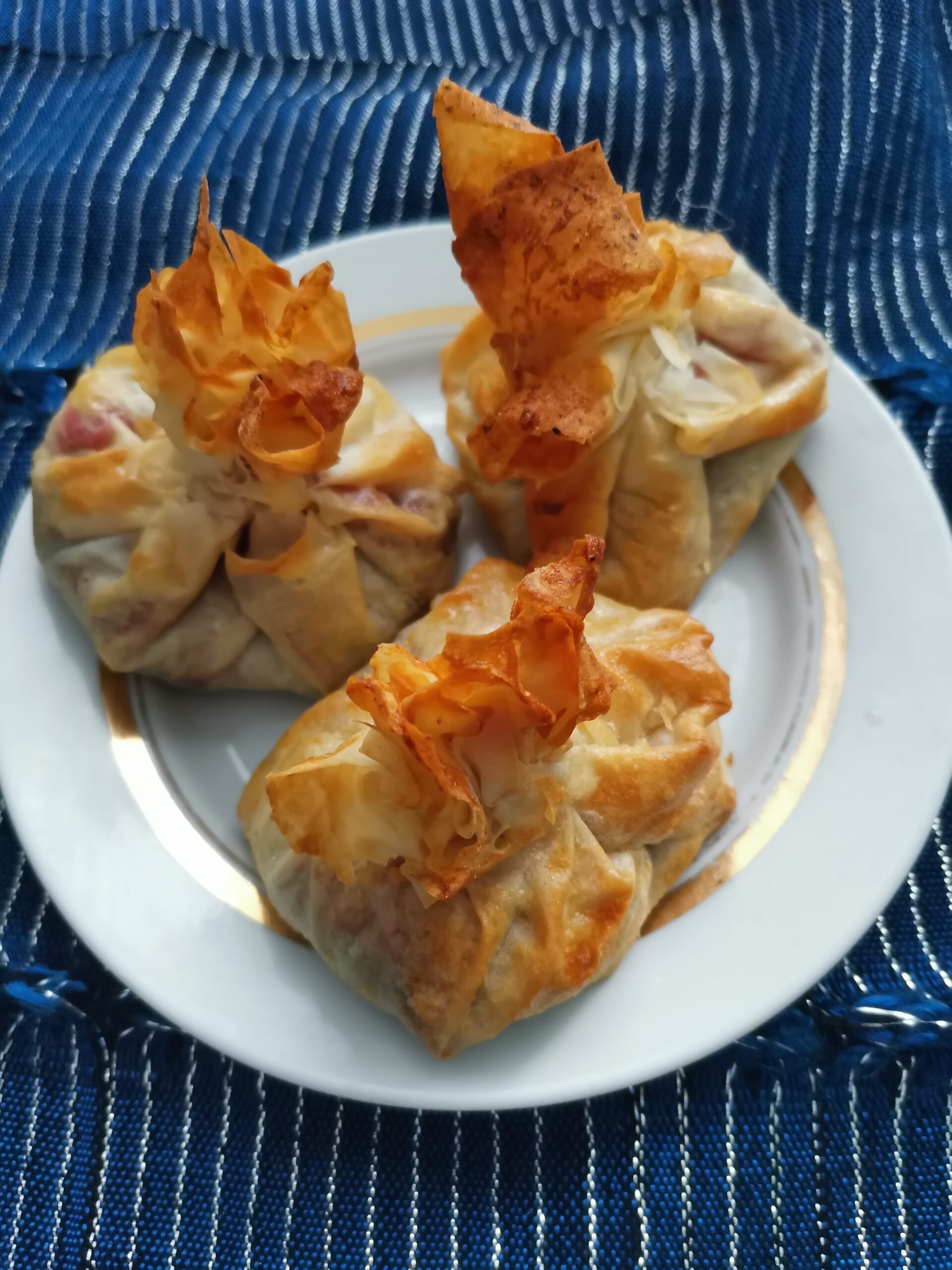 Мешочки из теста фило с ягодами
