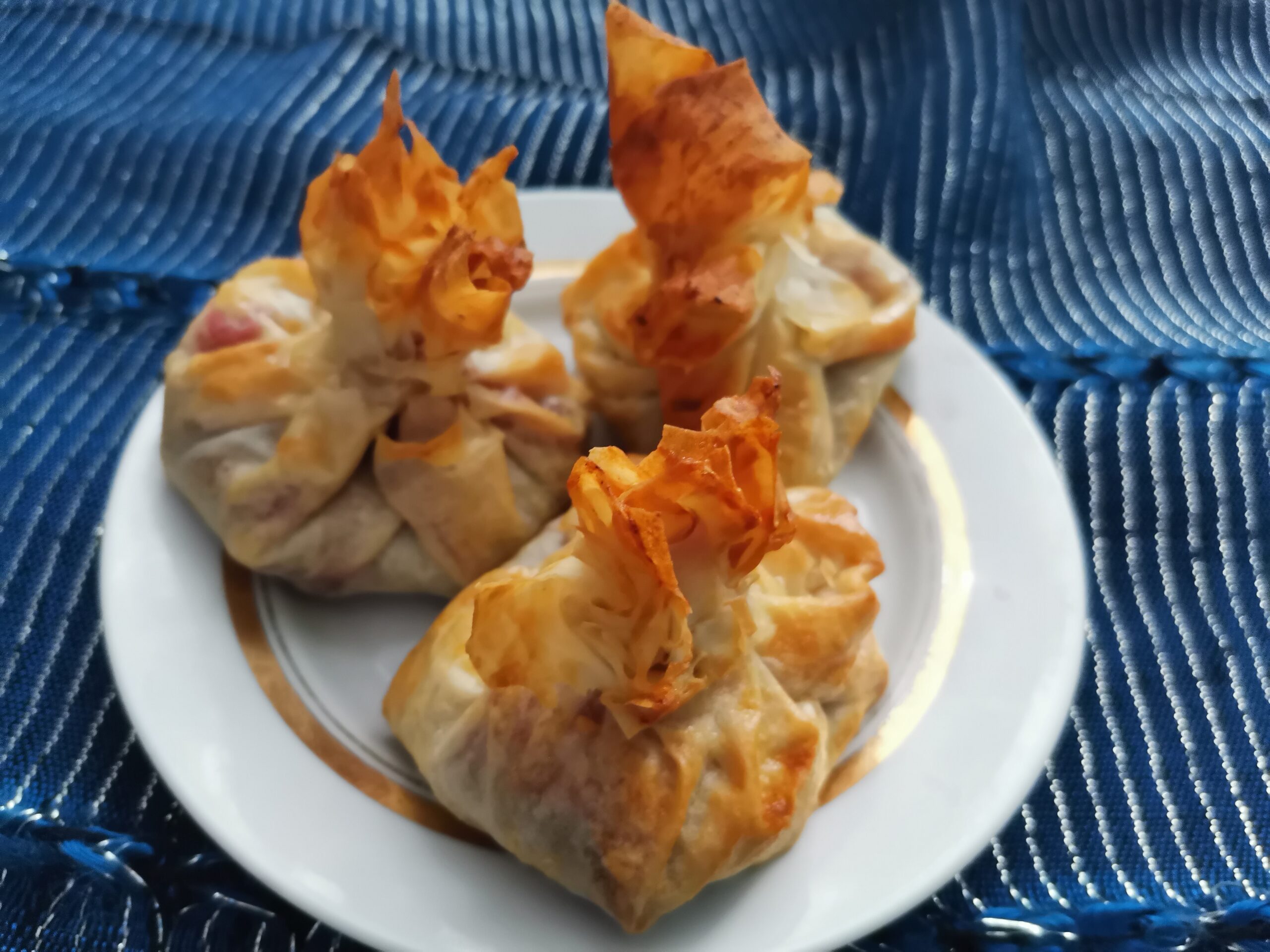Мешочки из теста фило с ягодами