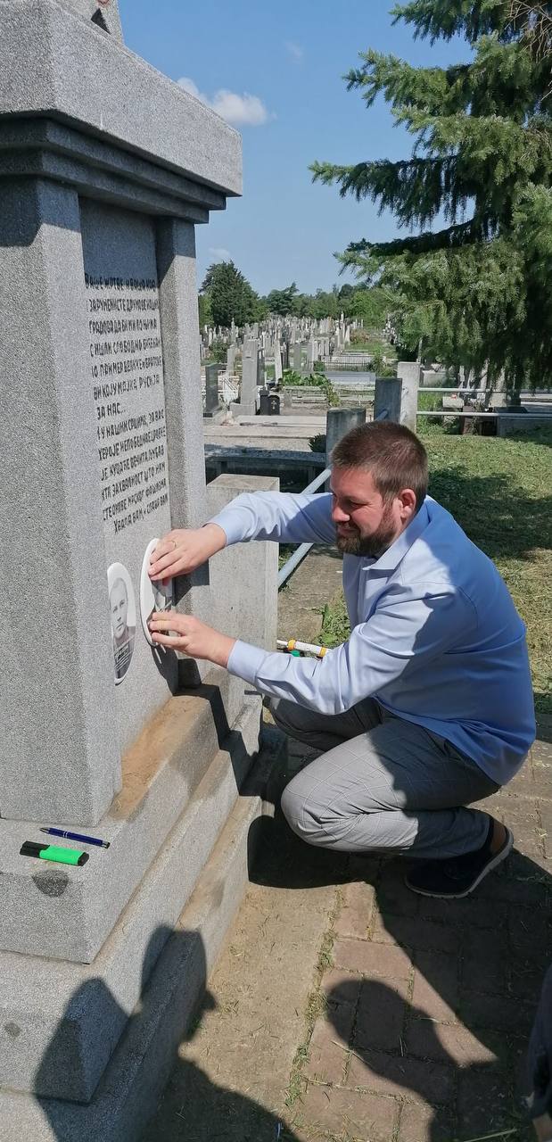 На памятнике красноармейцам в Парачине установили фотографии