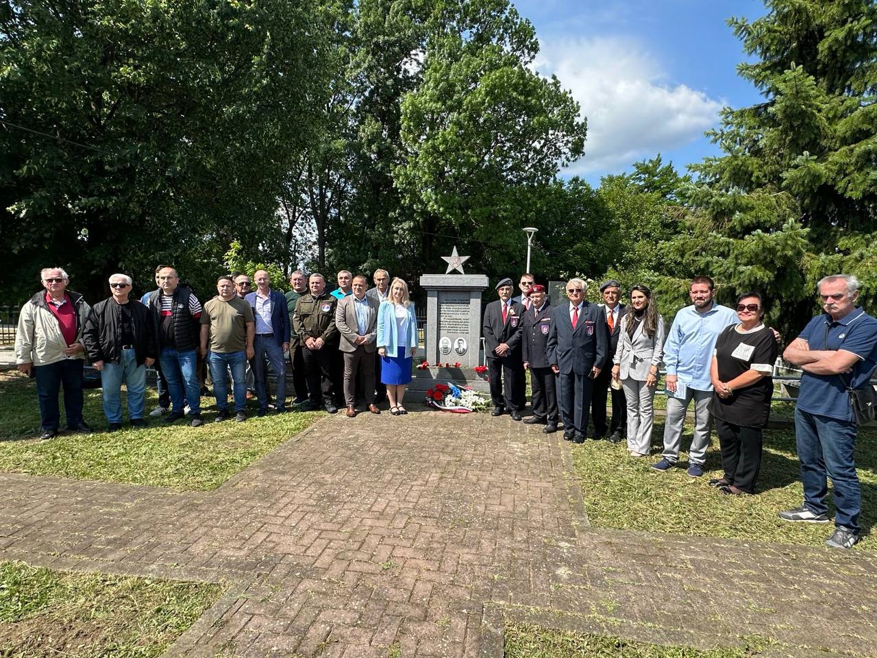 На памятнике красноармейцам в Парачине установили фотографии