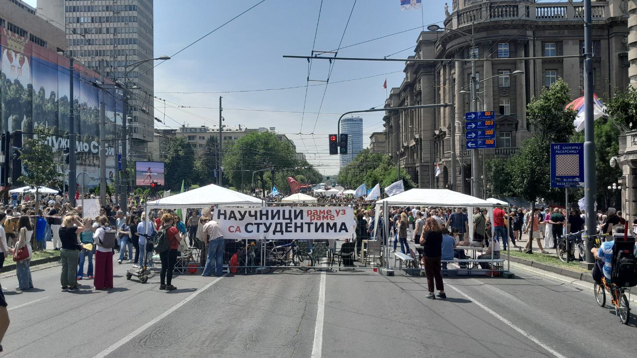Преподаватели и студенты протестуют возле здания Правительства