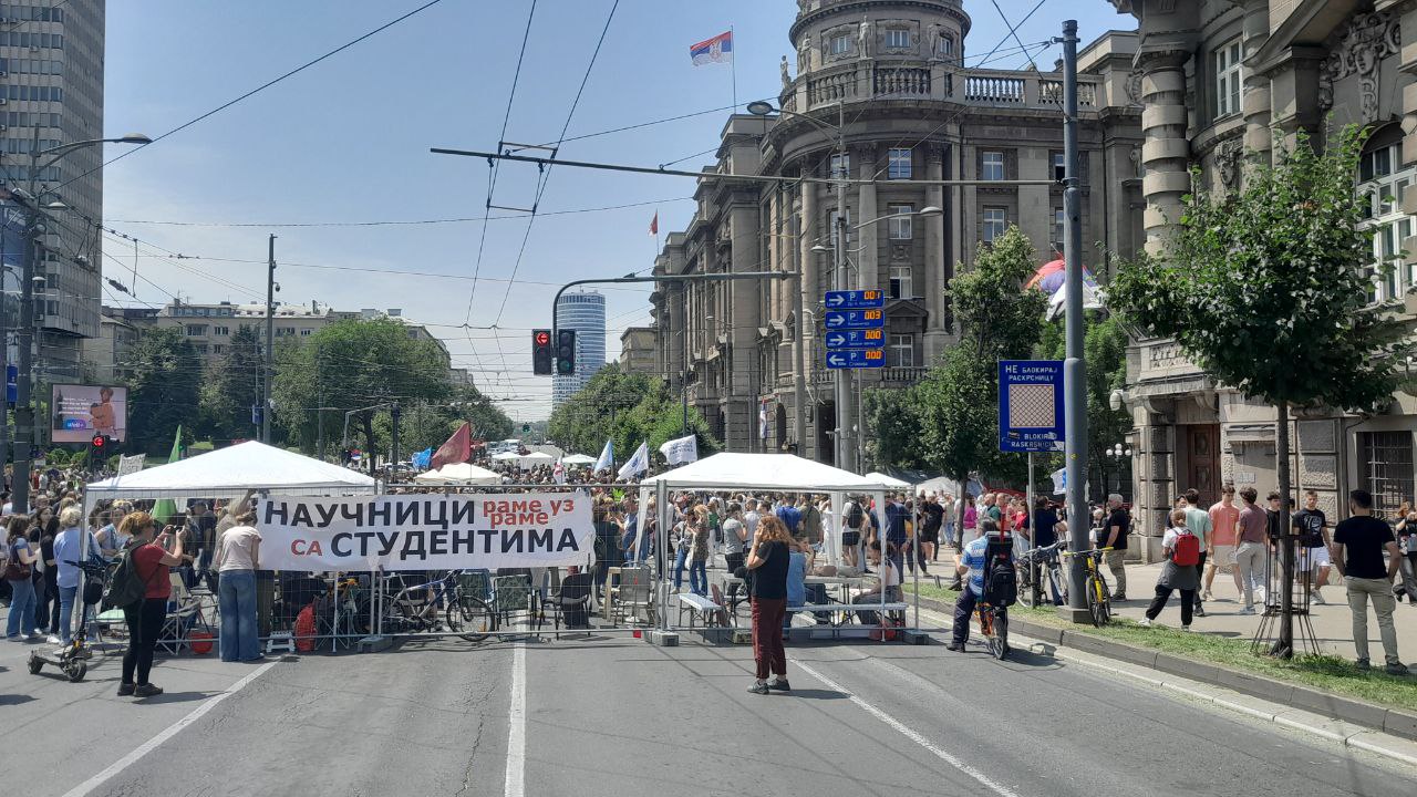 Преподаватели и студенты протестуют возле здания Правительства