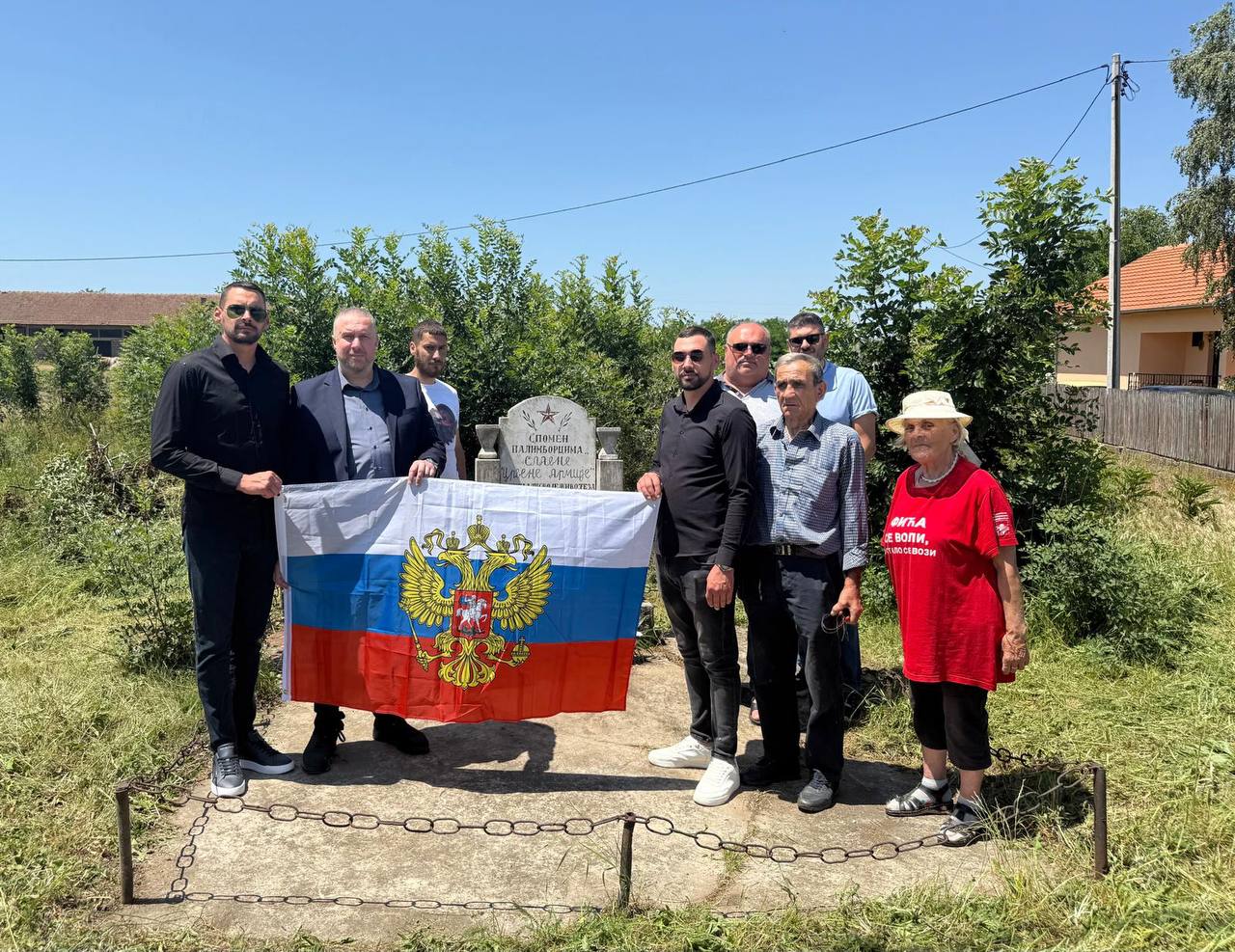 "Наши" возложили венок к мемориалу Красной Армии