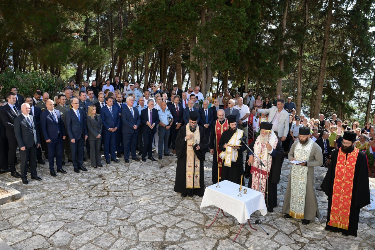 Сербские министры присутствовали на мемориальной церемонии на острове Видо