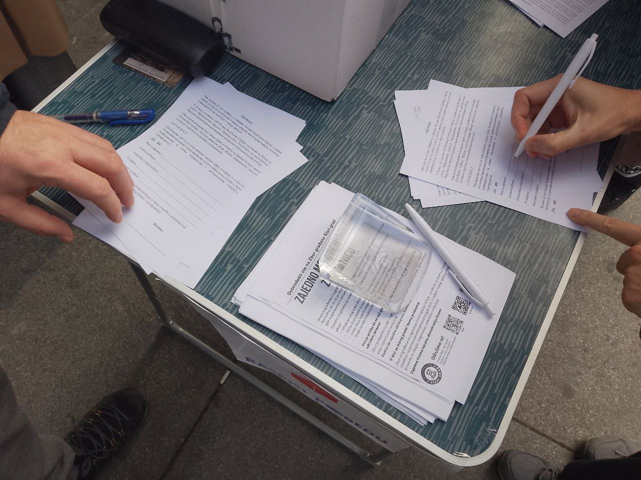 Студенты сегодня собирали подписи за досрочные выборы